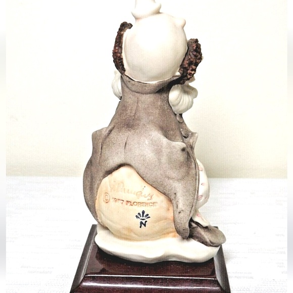 Giuseppe Armani Vintage Clown
Sitting on a Balloon Porcelain Figurine - Picture 3 of 8